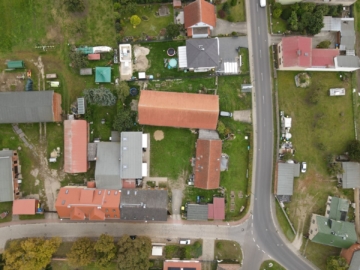 Dreifamilienhaus mit großem Garten, Carport & vielseitigem Nutzungspotenzial - Vier-Seiten-Hof (7207)