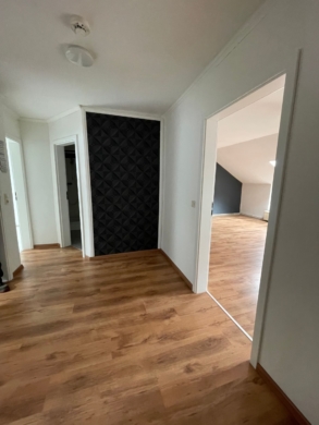 Bestandsinvestment in Britz | 9 vermietete Wohneinheiten mit Entwicklungsperspektive - Innenraum mit Holzboden (6303)