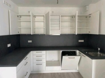 Helle 3-Zimmer-Wohnung mit Balkon in Dedensen - Moderne Küche mit Einbauten (5741)