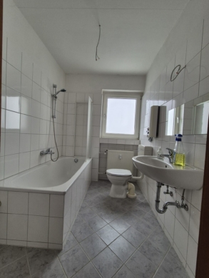 Charmante Dachgeschosswohnung in Seelze zu vermieten - Modernes Badezimmer (5072)