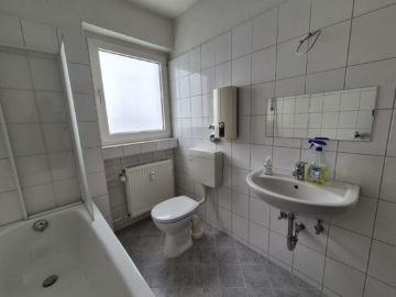 Charmante Dachgeschosswohnung in Seelze zu vermieten - Helles Badezimmer mit Fenster (5073)