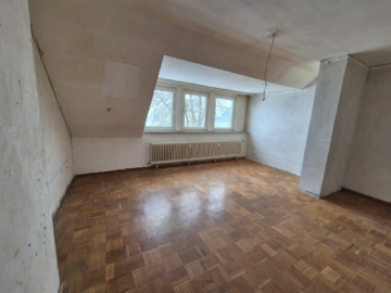 Charmante Dachgeschosswohnung in Seelze zu vermieten - Wohnzimmer mit Parkett (5065)