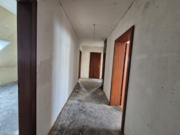 Charmante Dachgeschosswohnung in Seelze zu vermieten - Langer Flur mit Holztüren (5064)